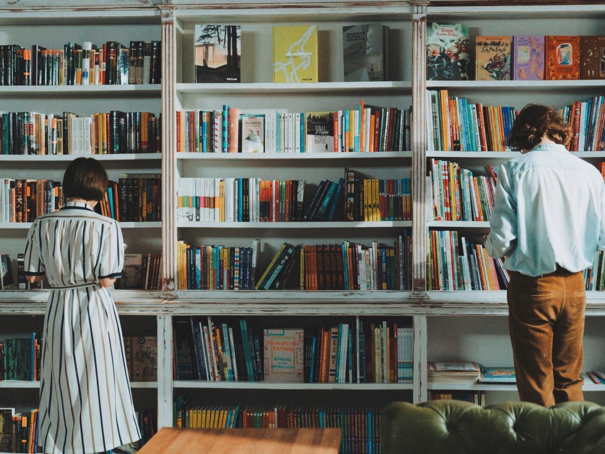 Tozlu Raflar Dükkânı